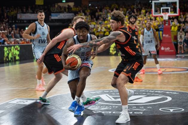 GER, Basketball, BBL Pokal, Viertelfinale, Rasta Vechta vs EWE Baskets Oldenburg 17.11..2025, Rasta Dome, Vechta, GER, BBL Pokal, Viertelfinale, Rasta Vechta vs EWE Baskets Oldenburg, im Bild Jon il FUGETT ( EWE Baskets Oldenburg 19 ) Booker COPLIN( Rasta Vechta 30 )