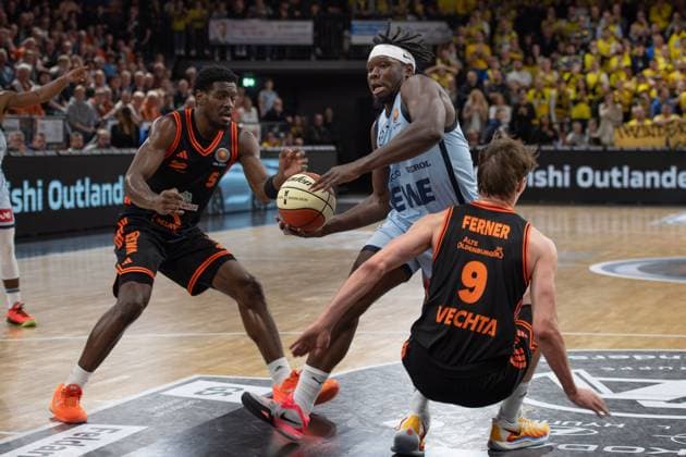 GER, Basketball, BBL Pokal, Viertelfinale, Rasta Vechta vs EWE Baskets Oldenburg 17.11..2025, Rasta Dome, Vechta, GER, BBL Pokal, Viertelfinale, Rasta Vechta vs EWE Baskets Oldenburg, im Bild Brain FOBBS ( EWE Baskets Oldenburg 4 ) TJ BAMBA ( Rasta Vechta 5 ) Joschka FERNER( Rasta Vechta 9 )