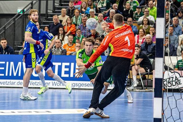 Lion Zacharias (HSG Wetzlar, 50) vs Dominik Kuzmanovic (VfL Gummersbach, 01) GER, HSG Wetzlar vs VfL Gummersbach, Handball, 1. Bundesliga Herren, 12. Spieltag, Spielzeit 2025 2026, 17.11.2025 GER, HSG Wetzlar vs VfL Gummersbach, Handball, 1. Bundesliga Herren, 12. Spieltag, Spielzeit 2025 2026, 17.11.2025 Wetzlar Copyright: xEibner-Pressefoto GerhardxWingenx EP_GWR