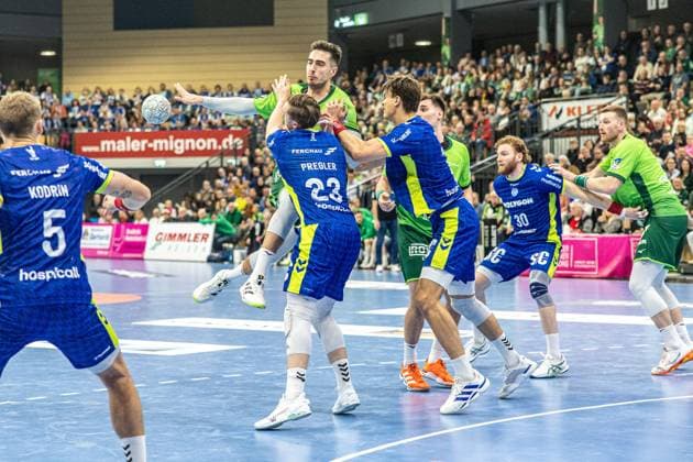 Josip Simic (HSG Wetzlar, 10) vs Ole Pregler (VfL Gummersbach, 23), Julian Koester (VfL Gummersbach, 07), Tom Kiesler (VfL Gummersbach, 30) GER, HSG Wetzlar vs VfL Gummersbach, Handball, 1. Bundesliga Herren, 12. Spieltag, Spielzeit 2025 2026, 17.11.2025 GER, HSG Wetzlar vs VfL Gummersbach, Handball, 1. Bundesliga Herren, 12. Spieltag, Spielzeit 2025 2026, 17.11.2025 Wetzlar Copyright: xEibner-Pressefoto GerhardxWingenx EP_GWR