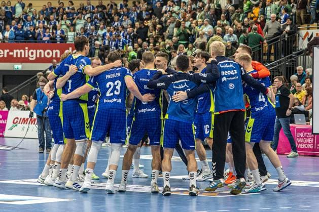 Die Spieler des VfL Gummersbach machen nach dem Sieg gegen die HSG Wetzlar eine Spielertraube und tanzen GER, HSG Wetzlar vs VfL Gummersbach, Handball, 1. Bundesliga Herren, 12. Spieltag, Spielzeit 2025 2026, 17.11.2025 GER, HSG Wetzlar vs VfL Gummersbach, Handball, 1. Bundesliga Herren, 12. Spieltag, Spielzeit 2025 2026, 17.11.2025 Wetzlar Copyright: xEibner-Pressefoto GerhardxWingenx EP_GWR