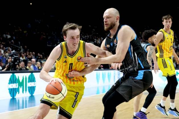 DEU, Pokal-Viertelfinale, ALBA vs. Bayern Muenchen, 17.11.2025, Uber-Arena, Berlin, DEU, Pokal-Viertelfinale, ALBA vs. Bayern Muenchen, im Bild Moses Wood (ALBA Berlin 11), Robin Christen (Jena 8)