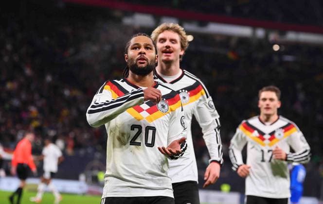 Deutschland - Slowakei WM Qualifikation Leipzig, 17.11.2025, Red Bull Arena, Fussball, WM Qualifikation , BR Deutschland (DEU) vs. Slowakei (SVK) , Tor für Deutschland zum 2:0. Im Bild: Torschütze Serge Gnabry ( 20, DEU) vor Nick Woltemade 11, DEU), Torjubel ,