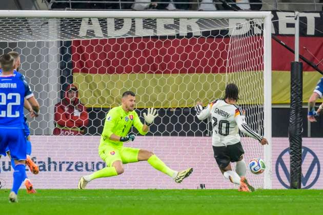 f.l.t.r.: Serge Gnabry (GER, 20), hit to 2:0, Tor, Treffer, Jubel, Torjubel, Freude, Begeisterung, feiert,celebreting the goal, joy, jubilation, cheering, GER, Saxony, Leipzig, soccer, German national team, Nationalteam final group match against Slovakia, DFB Team, Qualification for the 2026 World Cup, RB Arena, 17.11.2025, DFB DFL REGULATIONS PROHIBIT ANY USE OF PHOTOGRAPHS AS IMAGE SEQUENCES AND OR QUASI-VIDEO, Copyright: HMBxMedia UwexKoch