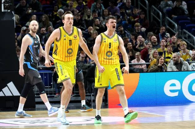 DEU, Pokal-Viertelfinale, ALBA vs. Bayern Muenchen, 17.11.2025, Uber-Arena, Berlin, DEU, Pokal-Viertelfinale, ALBA vs. Bayern Muenchen, im Bild Moses Wood (ALBA Berlin 11), JONAS MATTISSECK (ALBA Berlin 9), Robin Christen (Jena 8)