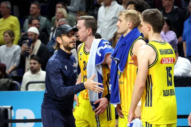 DEU, Pokal-Viertelfinale, ALBA vs. Bayern Muenchen, 17.11.2025, Uber-Arena, Berlin, DEU, Pokal-Viertelfinale, ALBA vs. Bayern Muenchen, im Bild ALBA-Spielerkreis, Head Coach Bjoern Harmsen (Jena)