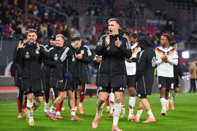 Schlussjubel Joshua KIMMICH (GER), Nico SCHLOTTERBECK (GER) nach Spoielende, Jubel,Freude,Begeisterung,Aktion. Teamfoto,Team,Mannschaft,Mannschaftsfoto. Fussball Laenderspiel, WM Qualifikation Gruppe A Spieltag 06, Deutschland (GER) - Slowakei (SVK) 6-0 am 17.11.2025, RED BULL ARENA