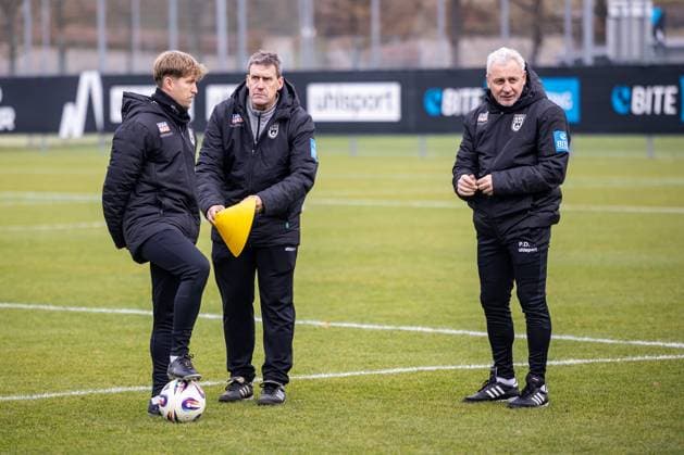 Bundesliga, 3. Liga, öffentliches Training, Erste Einheit von Trainer Pavel Dotchev beim SSV Ulm 1846 Fußball 17.11.2025, Fussball, Saison 2025 2026, 3. Liga, Trainingsplatz am Donaustadion, Öffentliches Training SSV Ulm 1846 Fußball, v.l. Analyst Patrick Waltenberger (SSV Ulm 1846 Fußball), Oliver Unsöld (SSV Ulm 1846 Fußball), Trainer Pavel Dotchev (SSV Ulm 1846 Fußball) Foto: Lucca Fundel Ulm Trainingsplatz am Donaustadion Baden-Württemberg Deutschland
