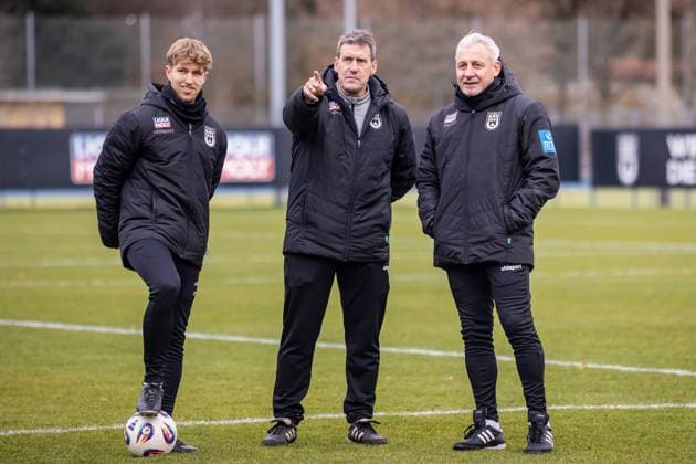 Bundesliga, 3. Liga, öffentliches Training, Erste Einheit von Trainer Pavel Dotchev beim SSV Ulm 1846 Fußball 17.11.2025, Fussball, Saison 2025 2026, 3. Liga, Trainingsplatz am Donaustadion, Öffentliches Training SSV Ulm 1846 Fußball, v.l. Analyst Patrick Waltenberger (SSV Ulm 1846 Fußball), Oliver Unsöld (SSV Ulm 1846 Fußball), Trainer Pavel Dotchev (SSV Ulm 1846 Fußball) Foto: Lucca Fundel Ulm Trainingsplatz am Donaustadion Baden-Württemberg Deutschland