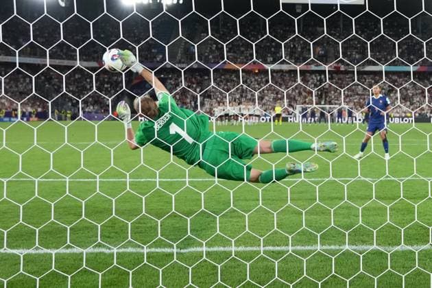 Torfrau Ann-Katrin Berger (Deutschland, 1) haelt den entscheidenden Elfmeter gegen Alice Sombath (Frankreich, France, 4) - Basel 19.07.2025: Frankreich vs. Deutschland, St. Jakobs Park, Womens Euro 2025, Viertelfinale
