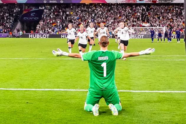 Torfrau Ann-Katrin Berger (Deutschland, 1) haelt im Elfmeterschießen gegen Alice Sombath (Frankreich, France, 4) und bejubelt den Einzug ins EM Halbfinale mit der Mannschaft - Basel 19.07.2025: Frankreich vs. Deutschland, St. Jakobs Park, Womens Euro 2025, Viertelfinale