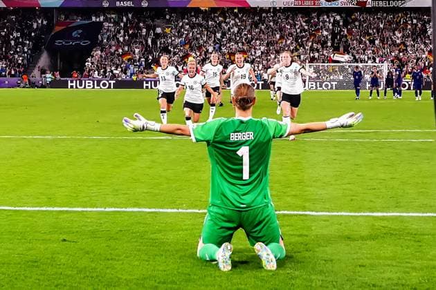 Torfrau Ann-Katrin Berger (Deutschland, 1) haelt im Elfmeterschießen gegen Alice Sombath (Frankreich, France, 4) und bejubelt den Einzug ins EM Halbfinale mit der Mannschaft - Basel 19.07.2025: Frankreich vs. Deutschland, St. Jakobs Park, Womens Euro 2025, Viertelfinale