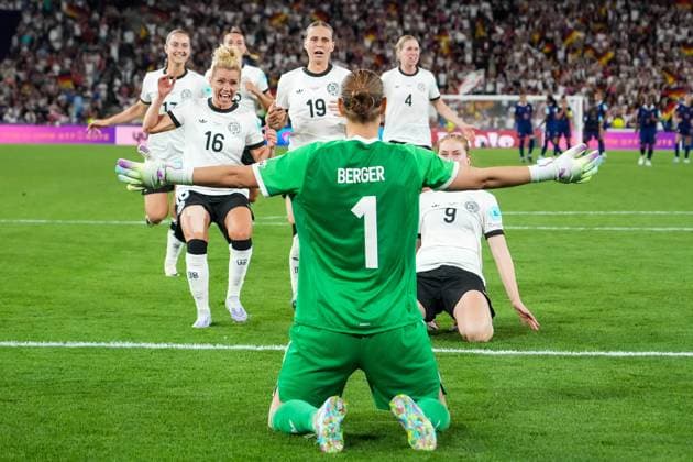 Torfrau Ann-Katrin Berger (Deutschland, 1) haelt den entscheidenden Elfmeter gegen Alice Sombath (Frankreich, France, 4) und jubelt mit der Mannschaft über das 6:5 und den Halbfinaleinzug - Basel 19.07.2025: Frankreich vs. Deutschland, St. Jakobs Park, Womens Euro 2025, Viertelfinale
