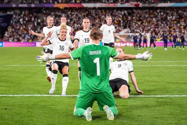 Torfrau Ann-Katrin Berger (Deutschland, 1) haelt gegen Alice Sombath (Frankreich, France, 4) und jubelt mit der Mannschaft - Basel 19.07.2025: Frankreich vs. Deutschland, St. Jakobs Park, Womens Euro 2025, Viertelfinale