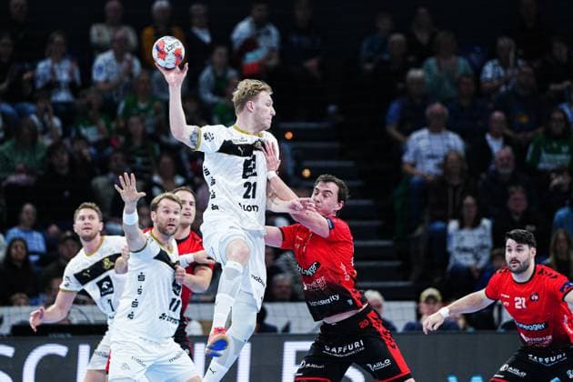 Eric Johansson (THW Kiel, 21), Michael Kusio (BSV Bern, 13) GER, THW Kiel vs. BSV Bern, Handball, EHF European League, Spieltag 4, Saison 2025 2026, 18.11.2025 GER, THW Kiel vs. BSV Bern, Handball, EHF European League, Spieltag 4, Saison 2025 2026, 18.11.2025 Kiel Copyright: xEibner-Pressefoto MarcelxvonxFehrnx EP_MFN