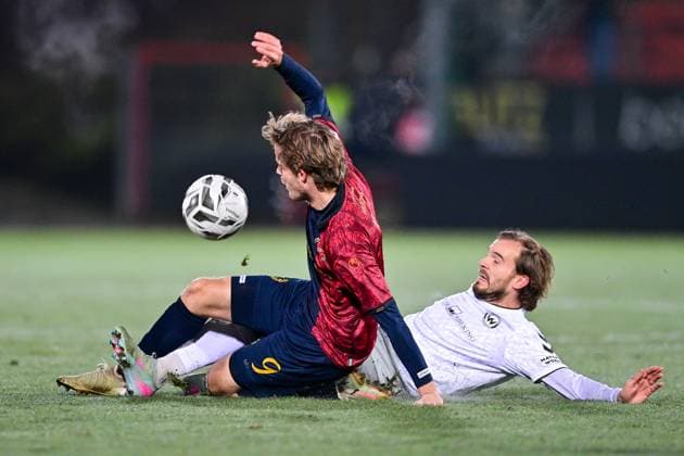 v.li.: Jeroen Krupa (Unterhaching, 9) Felix Bachschmid (Burghausen, 6) im Zweikampf, Duell, duel, tackle, Dynamik, Action, Aktion, 18.11.2025, Unterhaching (Deutschland), Fussball, BFV Verbandspokal, Viertelfinale, SpVgg Unterhaching - SV Wacker Burghausen