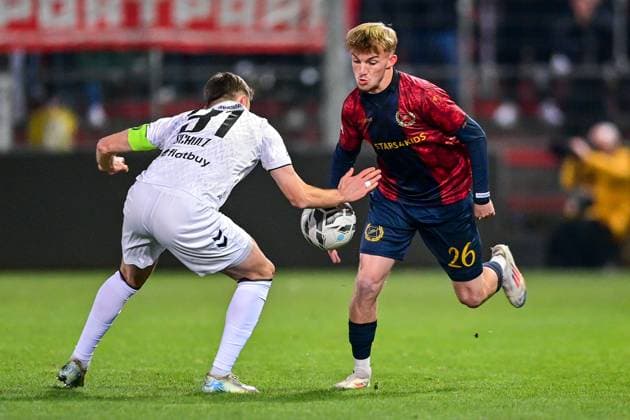 v.li.: Christoph Schulz (Burghausen, 31) Andy Breuer (Unterhaching, 26) im Zweikampf, Duell, duel, tackle, Dynamik, Action, Aktion, 18.11.2025, Unterhaching (Deutschland), Fussball, BFV Verbandspokal, Viertelfinale, SpVgg Unterhaching - SV Wacker Burghausen