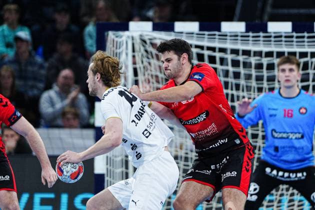 Jesse Dahmke (THW Kiel, 15), Ivan Corluka (BSV Bern, 25) GER, THW Kiel vs. BSV Bern, Handball, EHF European League, Spieltag 4, Saison 2025 2026, 18.11.2025 GER, THW Kiel vs. BSV Bern, Handball, EHF European League, Spieltag 4, Saison 2025 2026, 18.11.2025 Kiel Copyright: xEibner-Pressefoto MarcelxvonxFehrnx EP_MFN