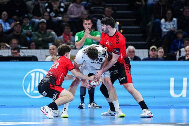 Leo Jan Schnyder (BSV Bern, 33), Lucas Laube (THW Kiel, 20), Lucas Rohr (BSV Bern, 21) GER, THW Kiel vs. BSV Bern, Handball, EHF European League, Spieltag 4, Saison 2025 2026, 18.11.2025 GER, THW Kiel vs. BSV Bern, Handball, EHF European League, Spieltag 4, Saison 2025 2026, 18.11.2025 Kiel Copyright: xEibner-Pressefoto MarcelxvonxFehrnx EP_MFN