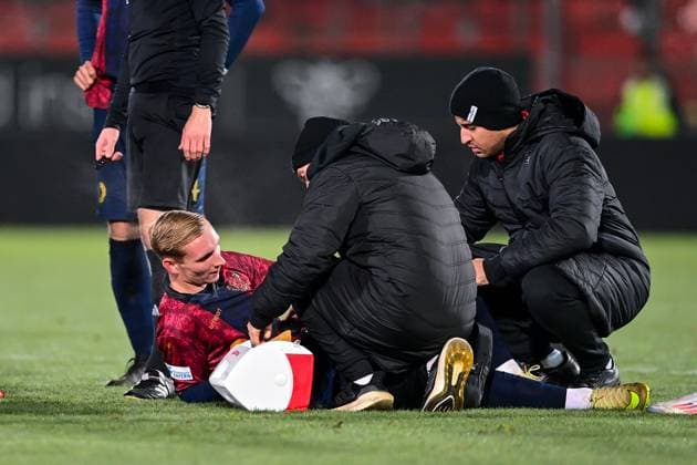 Cornelius Pfeiffer (Unterhaching, 22) muss auf dem Platz behandelt werden, verletzt, Verletzung, injured, sporting injury, 18.11.2025, Unterhaching (Deutschland), Fussball, BFV Verbandspokal, Viertelfinale, SpVgg Unterhaching - SV Wacker Burghausen