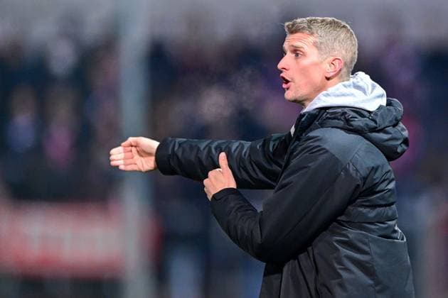 Trainer Lars Bender (Burghausen) gibt Anweisungen, gestikuliert, mit den Armen gestikulieren, gives instructions, gesticulate, Einzelbild, Aktion, Action, 18.11.2025, Unterhaching (Deutschland), Fussball, BFV Verbandspokal, Viertelfinale, SpVgg Unterhaching - SV Wacker Burghausen