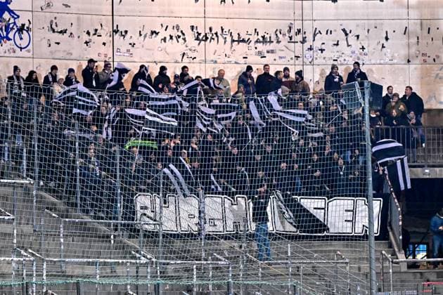 Fans des SV Wacker Burghausen schwenken Fahnen und machen Stimmung, Fans, Publikum, Zuschauer, Stimmung, Atmosphaere, Stadion, 18.11.2025, Unterhaching (Deutschland), Fussball, BFV Verbandspokal, Viertelfinale, SpVgg Unterhaching - SV Wacker Burghausen