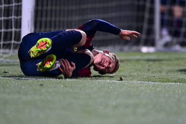 Cornelius Pfeiffer (Unterhaching, 22) liegt verletzt am Boden, mit Schmerzen nach einem Foul, racked with pain, Freisteller, Einzelbild, Aktion, Action, 18.11.2025, Unterhaching (Deutschland), Fussball, BFV Verbandspokal, Viertelfinale, SpVgg Unterhaching - SV Wacker Burghausen