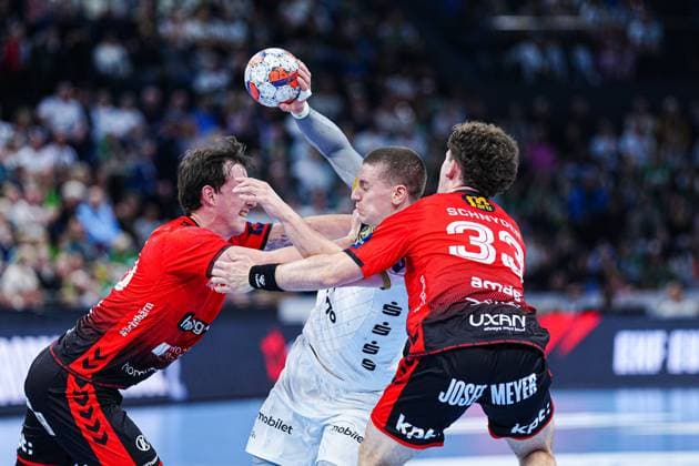 Hannes Nystroem (BSV Bern, 20), Elias Ellefsen a Skipagotu (THW Kiel, 71), Leo Jan Schnyder (BSV Bern, 33) GER, THW Kiel vs. BSV Bern, Handball, EHF European League, Spieltag 4, Saison 2025 2026, 18.11.2025 GER, THW Kiel vs. BSV Bern, Handball, EHF European League, Spieltag 4, Saison 2025 2026, 18.11.2025 Kiel Copyright: xEibner-Pressefoto MarcelxvonxFehrnx EP_MFN
