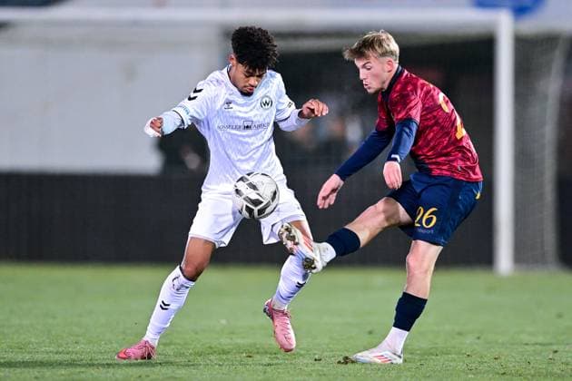 v.li.: Timothee Diowo (Burghausen, 19) Andy Breuer (Unterhaching, 26) im Zweikampf, Duell, duel, tackle, Dynamik, Action, Aktion, 18.11.2025, Unterhaching (Deutschland), Fussball, BFV Verbandspokal, Viertelfinale, SpVgg Unterhaching - SV Wacker Burghausen
