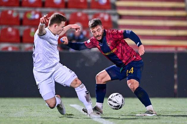 v.li.: Jannis Turtschan (Burghausen, 23) Moritz Mueller (Unterhaching, 24) im Zweikampf, Duell, duel, tackle, Dynamik, Action, Aktion, 18.11.2025, Unterhaching (Deutschland), Fussball, BFV Verbandspokal, Viertelfinale, SpVgg Unterhaching - SV Wacker Burghausen
