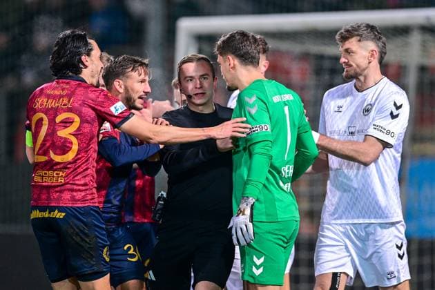 Rudelbildung im Burghausener Strafraum: v.li.: Markus Schwabl (Unterhaching, 23) Simon Skarlatidis (Unterhaching, 30) Jonas Krzyzanowski (Schiedsrichter, Referee) Markus Schoeller (Torwart, Burghausen, 1) Alexander Sorge (Burghausen, 13), 18.11.2025, Unterhaching (Deutschland), Fussball, BFV Verbandspokal, Viertelfinale, SpVgg Unterhaching - SV Wacker Burghausen