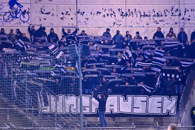 Fans des SV Wacker Burghausen zeigen ihre Schals, Fans, Publikum, Zuschauer, Stimmung, Atmosphaere, Stadion, 18.11.2025, Unterhaching (Deutschland), Fussball, BFV Verbandspokal, Viertelfinale, SpVgg Unterhaching - SV Wacker Burghausen