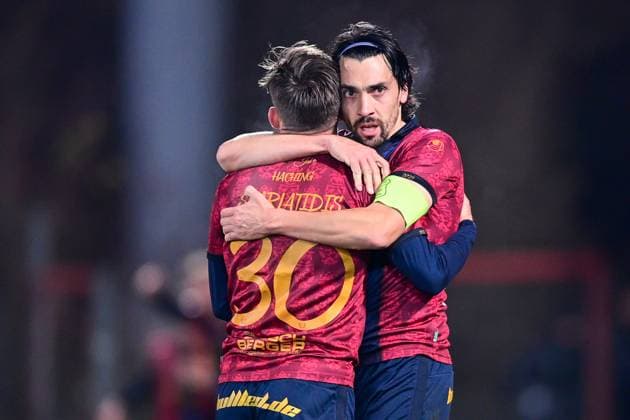 v.li.: Simon Skarlatidis (Unterhaching, 30) und Markus Schwabl (Unterhaching, 23) mit Torjubel, Jubel, Torjubel, Torerfolg, celebrate the goal, goal, celebration, Jubel ueber das Tor zum 1:0, optimistisch, Action, Aktion, 18.11.2025, Unterhaching (Deutschland), Fussball, BFV Verbandspokal, Viertelfinale, SpVgg Unterhaching - SV Wacker Burghausen