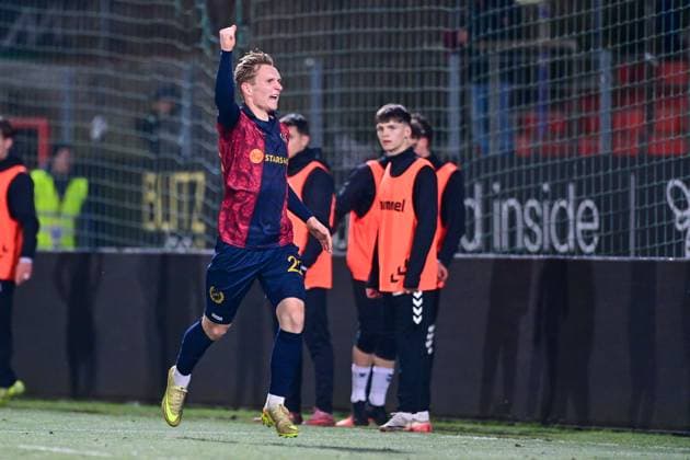 Torschuetze Cornelius Pfeiffer (Unterhaching, 22) mit Torjubel, Jubel, Torjubel, Torerfolg, celebrate the goal, goal, celebration, Jubel ueber das Tor zum 1:0, optimistisch, Action, Aktion, 18.11.2025, Unterhaching (Deutschland), Fussball, BFV Verbandspokal, Viertelfinale, SpVgg Unterhaching - SV Wacker Burghausen