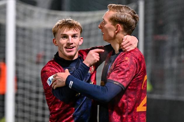 v.li.: Andy Breuer (Unterhaching, 26) und Torschuetze Cornelius Pfeiffer (Unterhaching, 22) mit Torjubel, Jubel, Torjubel, Torerfolg, celebrate the goal, goal, celebration, Jubel ueber das Tor zum 1:0, optimistisch, Action, Aktion, 18.11.2025, Unterhaching (Deutschland), Fussball, BFV Verbandspokal, Viertelfinale, SpVgg Unterhaching - SV Wacker Burghausen