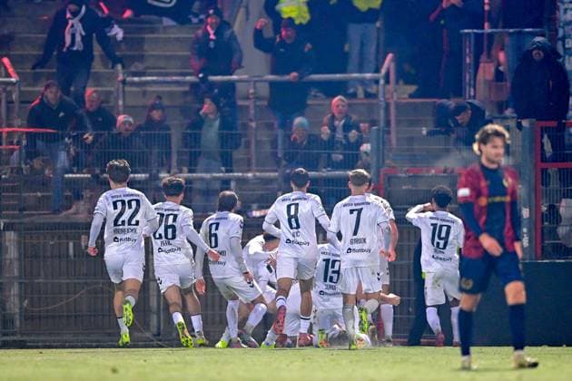 Spieler des SV Wacker Burghausen mit Torjubel, Jubel, Torjubel, Torerfolg, celebrate the goal, goal, celebration, Jubel ueber das Tor zum 1:1, optimistisch, Action, Aktion, 18.11.2025, Unterhaching (Deutschland), Fussball, BFV Verbandspokal, Viertelfinale, SpVgg Unterhaching - SV Wacker Burghausen