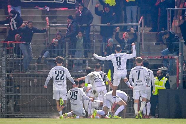 Spieler des SV Wacker Burghausen mit Torjubel, Jubel, Torjubel, Torerfolg, celebrate the goal, goal, celebration, Jubel ueber das Tor zum 1:1, optimistisch, Action, Aktion, 18.11.2025, Unterhaching (Deutschland), Fussball, BFV Verbandspokal, Viertelfinale, SpVgg Unterhaching - SV Wacker Burghausen