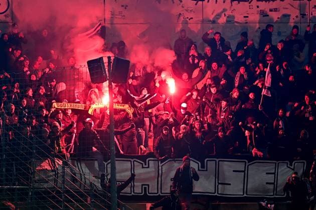 Fans des SV Wacker Burghausen zuenden Bengalos, Bengalo, Feuerwerk, flarem Fans, Publikum, Zuschauer, Stimmung, Atmosphaere, Stadion, 18.11.2025, Unterhaching (Deutschland), Fussball, BFV Verbandspokal, Viertelfinale, SpVgg Unterhaching - SV Wacker Burghausen