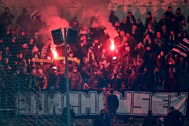 Fans des SV Wacker Burghausen zuenden Bengalos, Bengalo, Feuerwerk, flarem Fans, Publikum, Zuschauer, Stimmung, Atmosphaere, Stadion, 18.11.2025, Unterhaching (Deutschland), Fussball, BFV Verbandspokal, Viertelfinale, SpVgg Unterhaching - SV Wacker Burghausen