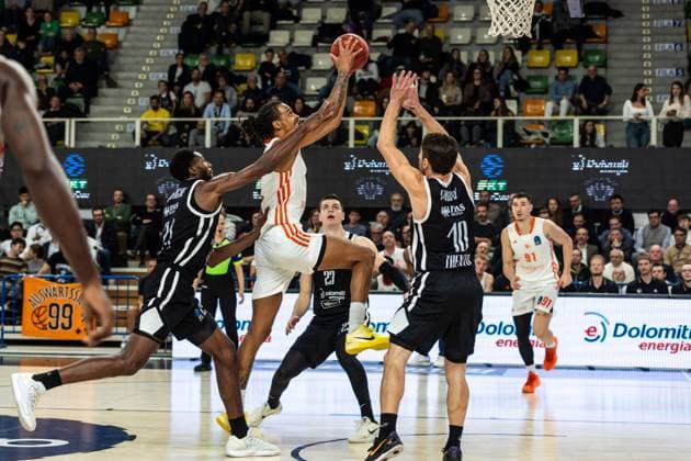 ITA, BKT EuroCup, Saison 2025 2026, Dolomiti Energia Trento - Niners Chemnitz. 18.11.2025, BTS Arena, Trento, ITA, BKT EuroCup, Saison 2025 2026, Dolomiti Energia Trento - Niners Chemnitz. Kevin Yebo (Niners Chemnitz, 0), Toto Forray (Tolomiti Energia Trento 10) Foto Alexander Trienitz Trento BTS Arena Autonome Provinz Trient Italien