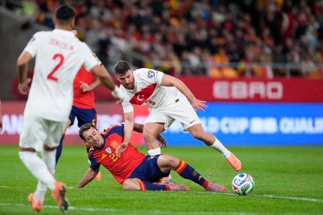November 18, 2025, Sevilla, Sevilla, Spain: Mikel Oyarzabal of Spain and Salih Ozcan of Turkey in action during the FIFA World Cup, WM, Weltmeisterschaft, Fussball 2026 qualifier football match, Group E, played between Spain and Turkey at Estadio de La Cartuja on November 18, 2025 in Sevilla, Spain. Sevilla Spain - ZUMAa181 20251118_zaa_a181_121 Copyright: xJoaquinxCorcherox