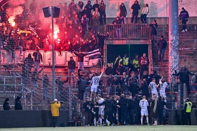 Spieler des SV Wacker Burghausen feiern mit den Fans den Einzug ins Halbfinale, Freude, freundlich, frohlich, strahlend, optimistisch, 18.11.2025, Unterhaching (Deutschland), Fussball, BFV Verbandspokal, Viertelfinale, SpVgg Unterhaching - SV Wacker Burghausen