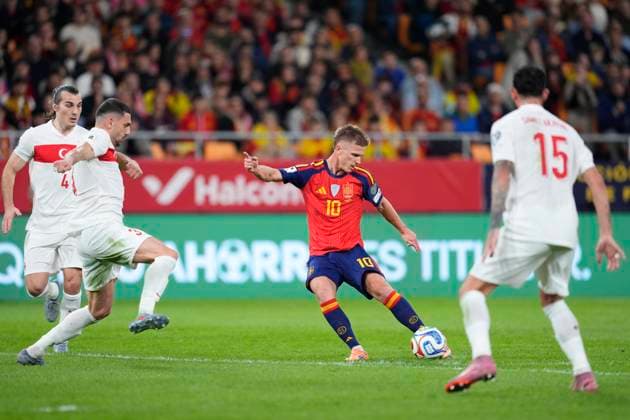 November 18, 2025, Sevilla, Sevilla, Spain: Dani Olmo of Spain in action during the FIFA World Cup, WM, Weltmeisterschaft, Fussball 2026 qualifier football match, Group E, played between Spain and Turkey at Estadio de La Cartuja on November 18, 2025 in Sevilla, Spain. Sevilla Spain - ZUMAa181 20251118_zaa_a181_141 Copyright: xJoaquinxCorcherox