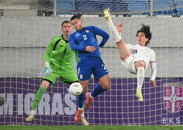 Fußball, U21 Länderspiel, Serbien - USA U21, U 21 SERBIA vs USA GERARDO VELENZUELA, young football player of USA U21, during the match against Serbia U21, and DJORDJE PETROVIC, at TSC Arena. Backa Topola, 18.11.2025. photo: Nebojsa Parausic MN Press Photo FOOTBALL, FRIENDLY MATCH, U21 USA, SERBIA Backa Topola TSC Arena Serbia Copyright: xNebojsaxParausicx xMNxPressx