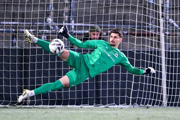 Markus Schoeller (Torwart, Burghausen, 1) springt beim Elfmeterschiessen in die falsche Ecke und muss den Ball des Schuetzen Jeroen Krupa (Unterhaching, 9) (nicht im Bild, not pictured) passieren lassen, Freisteller, Einzelbild, Aktion, Action, 18.11.2025, Unterhaching (Deutschland), Fussball, BFV Verbandspokal, Viertelfinale, SpVgg Unterhaching - SV Wacker Burghausen