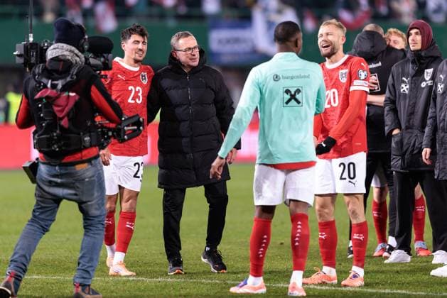 SOCCER - FIFA WC quali, AUT vs BIH VIENNA,AUSTRIA,18.NOV.25 - FIFA World Cup, WM, Weltmeisterschaft, Fussball 2026, European Qualifiers, group stage, OEFB international match, Länderspiel, Nationalmannschaft Austria vs Bosnia and Herzegovina. Image shows the rejoicing of Alessandro Schoepf, head coach Ralf Rangnick, David Alaba and Konrad Laimer (AUT). GEPAxpictures xArminxRauthner