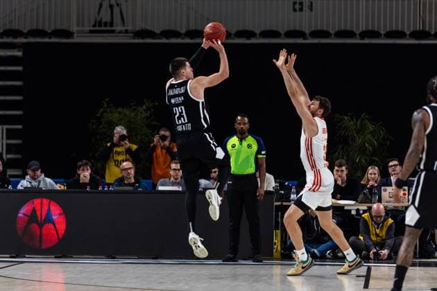 ITA, BKT EuroCup, Saison 2025 2026, Dolomiti Energia Trento - Niners Chemnitz. 18.11.2025, BTS Arena, Trento, ITA, BKT EuroCup, Saison 2025 2026, Dolomiti Energia Trento - Niners Chemnitz. Andrej Jakimovski (Tolomiti Energia Trento 23), Robert Eugene Beran Jr. (Niners Chemnitz, 31) Foto Alexander Trienitz Trento BTS Arena Autonome Provinz Trient Italien