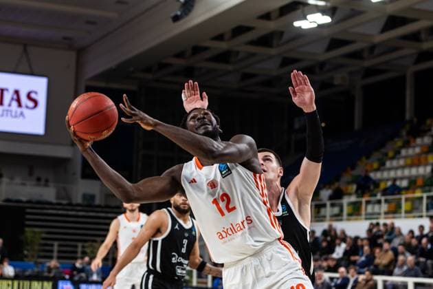 ITA, BKT EuroCup, Saison 2025 2026, Dolomiti Energia Trento - Niners Chemnitz. 18.11.2025, BTS Arena, Trento, ITA, BKT EuroCup, Saison 2025 2026, Dolomiti Energia Trento - Niners Chemnitz. Amadou Sow (Niners Chemnitz, 12) Foto Alexander Trienitz Trento BTS Arena Autonome Provinz Trient Italien