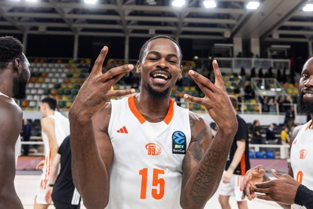 ITA, BKT EuroCup, Saison 2025 2026, Dolomiti Energia Trento - Niners Chemnitz. 18.11.2025, BTS Arena, Trento, ITA, BKT EuroCup, Saison 2025 2026, Dolomiti Energia Trento - Niners Chemnitz. Ty Brewer (Niners Chemnitz, 15) jubelt Foto Alexander Trienitz Trento BTS Arena Autonome Provinz Trient Italien