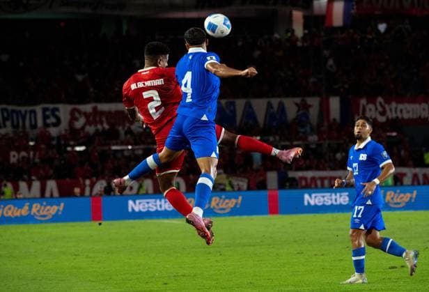 Fußball, WM Quali, Panama - El Salvador (251119) -- PANAMA CITY, Nov. 19, 2025 -- Cesar Blackman (top, L) of Panama vies with Adan Climaco (top, R) of El Salvador during the 2026 FIFA World Cup, WM, Weltmeisterschaft, Fussball CONCACAF qualifier football match between Panama and El Salvador in Panama City, Panama, on Nov. 18, 2025. ) (SP)PANAMA-PANAMA CITY-FOOTBALL-2026 WORLD CUP QUALIFIERS-PANAMA VS EL SALVADOR XuxYongzheng